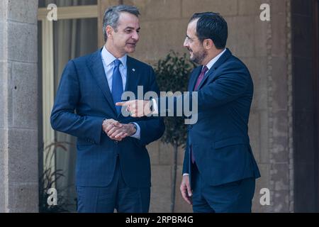 Nikosia, Zypern. September 2023. Der zyprische Präsident NICOS CHRISTODOULIDES begrüßt am 4. September 2023 den griechischen Ministerpräsidenten KYRIAKOS MITSOTAKIS, Nikosia, Zypern. Ein trilaterales Treffen zwischen dem zyprischen Präsidenten Nicos Christodoulides, dem griechischen Premierminister Kyriakos Mitsotakis und dem israelischen Premierminister Benjamin Netanjahu fand heute im Präsidentenpalast statt. (Foto: Kostas Pikoulas/SIPA USA). Quelle: SIPA USA/Alamy Live News Stockfoto