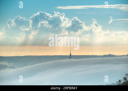 Twilight Transformation: Städtische Landschaft umgeben von Regenwolken. Blick auf die Stadtlandschaft vom Dajianshan Mountain, New Taipei City, Taiwan Stockfoto