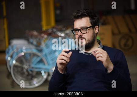 (190615) -- PEKING, 15. Juni 2019 -- Zakary Pashak, Gründer der Fahrradfirma Detroit Bikes, spricht während eines Interviews in Detroit, Michigan, USA, am 21. Mai 2019. ) Xinhua-Schlagzeilen: Die Zölle belasten das US-Fahrradgeschäft LiuxJie PUBLICATIONxNOTxINxCHN Stockfoto