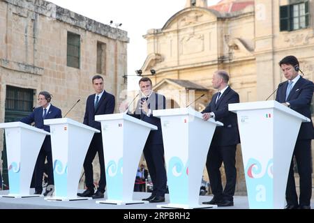 (190615) -- VALLETTA, 15. Juni 2019 (Xinhua) -- der französische Präsident Emmanuel Macron(C) hält eine Rede auf der gemeinsamen Pressekonferenz vor der Auberge de Castille in Valletta, der Hauptstadt Maltas, am 14. Juni 2019. Sieben Staats- und Regierungschefs der südlichen EU-Mitgliedstaaten trafen sich am Freitag in Malta, wo sie Fragen von gemeinsamem Interesse erörterten, die von Migration bis Klimawandel und dem EU-Haushalt reichen. (Xinhua/Jonathan Borg) MALTA-VALLETTA-GIPFEL DER SÜDLICHEN EU-LÄNDER PUBLICATIONxNOTxINxCHN Stockfoto