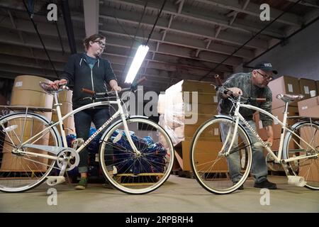 (190615) -- PEKING, 15. Juni 2019 -- Mitarbeiter der Fahrradfirma Detroit Bikes bauen Fahrräder in Detroit, Michigan, USA, am 21. Mai 2019. ) Xinhua-Schlagzeilen: Die Zölle belasten das US-Fahrradgeschäft LiuxJie PUBLICATIONxNOTxINxCHN Stockfoto