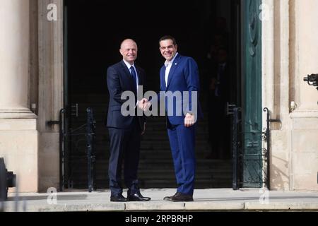 (190615) -- VALLETTA, 15. Juni 2019 (Xinhua) -- der maltesische Premierminister Joseph Muscat (L) schüttelt am 14. Juni 2019 vor der Auberge de Castille in Valletta, der Hauptstadt Maltas, mit dem griechischen Premierminister Alexis Tsipras die Hand. Sieben Staats- und Regierungschefs der südlichen EU-Mitgliedstaaten trafen sich am Freitag in Malta, wo sie Fragen von gemeinsamem Interesse erörterten, die von Migration bis Klimawandel und dem EU-Haushalt reichen. (Xinhua/Jonathan Borg) MALTA-VALLETTA-GIPFEL DER SÜDLICHEN EU-LÄNDER PUBLICATIONxNOTxINxCHN Stockfoto