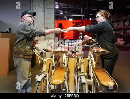 (190615) -- PEKING, 15. Juni 2019 -- Mitarbeiter der Fahrradfirma Detroit Bikes bauen Fahrräder in Detroit, Michigan, USA, am 21. Mai 2019. ) Xinhua-Schlagzeilen: Die Zölle belasten das US-Fahrradgeschäft LiuxJie PUBLICATIONxNOTxINxCHN Stockfoto