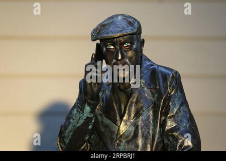 (190615) -- PEKING, 15. Juni 2019 -- ein Künstler tritt während des 9. Internationalen Festivals lebender Statuen in Bukarest, Hauptstadt Rumäniens, am 14. Juni 2019 auf. ) XINHUA FOTOS DES TAGES CristianxCristel PUBLICATIONxNOTxINxCHN Stockfoto