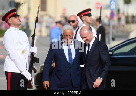 (190615) -- VALLETTA, 15. Juni 2019 (Xinhua) -- der maltesische Premierminister Joseph Muscat (R) begrüßt am 14. Juni 2019 den portugiesischen Premierminister Antonio Costa vor der Auberge de Castille in Valletta, der Hauptstadt Maltas. Sieben Staats- und Regierungschefs der südlichen EU-Mitgliedstaaten trafen sich am Freitag in Malta, wo sie Fragen von gemeinsamem Interesse erörterten, die von Migration bis Klimawandel und dem EU-Haushalt reichen. (Xinhua/Jonathan Borg) MALTA-VALLETTA-GIPFEL DER SÜDLICHEN EU-LÄNDER PUBLICATIONxNOTxINxCHN Stockfoto