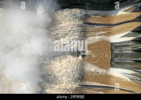 (190615) -- PEKING, 15. Juni 2019 (Xinhua) -- Luftaufnahme, aufgenommen am 14. Juni 2019, zeigt das Ausgießen von Wasser aus den Schleusen des Shuangpai-Reservoirs in Yongzhou, der zentralchinesischen Provinz Hunan. (Xinhua/He Hongfu) XINHUA FOTOS DES TAGES PUBLICATIONxNOTxINxCHN Stockfoto