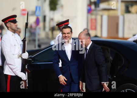 (190615) -- VALLETTA, 15. Juni 2019 (Xinhua) -- der maltesische Premierminister Joseph Muscat (R) begrüßt am 14. Juni 2019 den griechischen Premierminister Alexis Tsipras vor der Auberge de Castille in Valletta, der Hauptstadt Maltas. Sieben Staats- und Regierungschefs der südlichen EU-Mitgliedstaaten trafen sich am Freitag in Malta, wo sie Fragen von gemeinsamem Interesse erörterten, die von Migration bis Klimawandel und dem EU-Haushalt reichen. (Xinhua/Jonathan Borg) MALTA-VALLETTA-GIPFEL DER SÜDLICHEN EU-LÄNDER PUBLICATIONxNOTxINxCHN Stockfoto