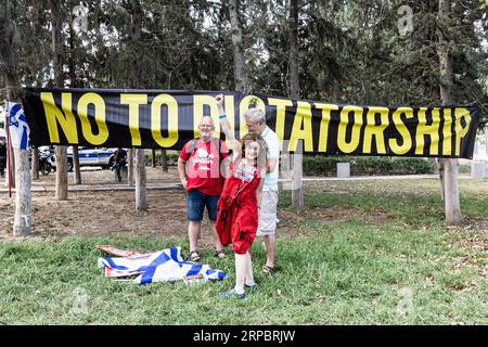 Nikosia, Zypern. September 2023. Eine Gruppe von Israelis protestiert gegenüber dem Präsidentenpalast gegen die Justizreform des israelischen Ministerpräsidenten Benjamin Netanjahu, als er Zypern, Nikosia, Zypern, am 4. September 2023 besucht. Ein trilaterales Treffen zwischen dem zyprischen Präsidenten Nicos Christodoulides, dem griechischen Premierminister Kyriakos Mitsotakis und dem israelischen Premierminister Benjamin Netanjahu fand heute im Präsidentenpalast statt. (Foto: Kostas Pikoulas/SIPA USA). Quelle: SIPA USA/Alamy Live News Stockfoto