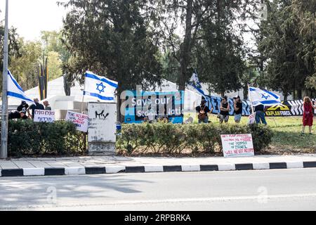Nikosia, Zypern. September 2023. Eine Gruppe von Israelis protestiert gegenüber dem Präsidentenpalast gegen die Justizreform des israelischen Ministerpräsidenten Benjamin Netanjahu, als er Zypern, Nikosia, Zypern, am 4. September 2023 besucht. Ein trilaterales Treffen zwischen dem zyprischen Präsidenten Nicos Christodoulides, dem griechischen Premierminister Kyriakos Mitsotakis und dem israelischen Premierminister Benjamin Netanjahu fand heute im Präsidentenpalast statt. (Foto: Kostas Pikoulas/SIPA USA). Quelle: SIPA USA/Alamy Live News Stockfoto