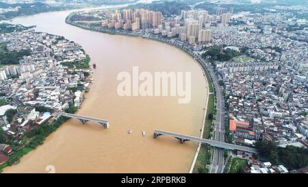 (190615) -- PEKING, 15. Juni 2019 (Xinhua) -- Luftaufnahme, aufgenommen am 14. Juni 2019, zeigt die eingestürzte Dongjiang-Brücke in Heyuan, südchinesische Provinz Guangdong. (Xinhua/Lu Hanxin) XINHUA FOTOS DES TAGES PUBLICATIONxNOTxINxCHN Stockfoto