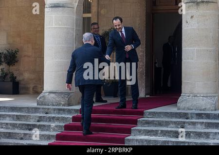 Nikosia, Zypern. September 2023. Präsident von Zypern NICOS CHRISTODOULIDES begrüßt Premierminister Israels BENJAMIN NETANJAHU trifft am 4. September 2023 im Präsidentenpalast in Nikosia auf Zypern ein. Ein trilaterales Treffen zwischen dem zyprischen Präsidenten Nicos Christodoulides, dem griechischen Premierminister Kyriakos Mitsotakis und dem israelischen Premierminister Benjamin Netanjahu fand heute im Präsidentenpalast statt. (Foto: Kostas Pikoulas/SIPA USA). Quelle: SIPA USA/Alamy Live News Stockfoto