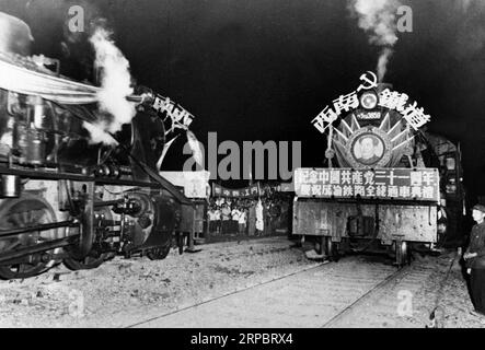 (190615) -- CHONGQING, 15. Juni 2019 (Xinhua) -- das Foto zeigt, dass zwei Züge, die von Chengdu bzw. Chongqing kommen, sich am Neijiang Bahnhof entlang der Chengdu-Chongqing-Eisenbahn treffen, 1. Juli 1952. Die 505 km lange Bahnstrecke Chengdu-Chongqing verbindet Chengdu mit der südwestchinesischen Provinz Sichuan und der Gemeinde Chongqing und ist die erste Eisenbahnstrecke, die nach der Gründung der Volksrepublik China gebaut wurde. Es wurde von China entworfen und aus einheimischen Materialien gebaut. Der Bau der Eisenbahn begann im Juni 1950, und das gesamte Projekt wurde in zwei Jahren mit mehr als einem Jahr abgeschlossen Stockfoto