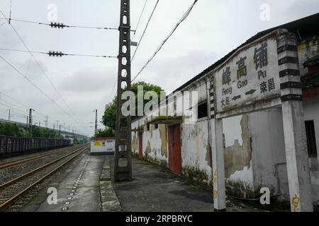 (190615) -- CHONGQING, 15. Juni 2019 (Xinhua) -- Foto vom 12. Juni 2019 zeigt den Bahnhof Fenggaopu entlang der Chengdu-CHONGQING-Bahn. Die 505 km lange Bahnstrecke Chengdu-Chongqing verbindet Chengdu mit der südwestchinesischen Provinz Sichuan und der Gemeinde Chongqing und ist die erste Eisenbahnstrecke, die nach der Gründung der Volksrepublik China gebaut wurde. Es wurde von China entworfen und aus einheimischen Materialien gebaut. Der Bau der Eisenbahn begann im Juni 1950, und das gesamte Projekt wurde in zwei Jahren abgeschlossen, mit mehr als 100.000 Soldaten und Zivilisten, die in einer schwierigen Umgebung arbeiteten Stockfoto