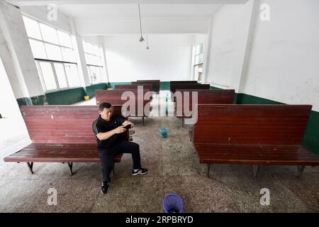 (190615) -- CHONGQING, 15. Juni 2019 (Xinhua) -- Ein Passagier fotografiert im Wartezimmer des Bahnhofs Bolin entlang der Chengdu-Chongqing-Bahn, 12. Juni 2019. Die 505 km lange Bahnstrecke Chengdu-Chongqing verbindet Chengdu mit der südwestchinesischen Provinz Sichuan und der Gemeinde Chongqing und ist die erste Eisenbahnstrecke, die nach der Gründung der Volksrepublik China gebaut wurde. Es wurde von China entworfen und aus einheimischen Materialien gebaut. Der Bau der Eisenbahn begann im Juni 1950, und das gesamte Projekt wurde in zwei Jahren mit mehr als 100.000 Soldaten und Zivilisten abgeschlossen Stockfoto