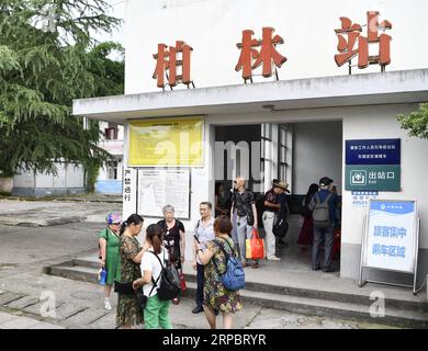 (190615) -- CHONGQING, 15. Juni 2019 (Xinhua) -- Passagiere werden am Bolin Railway Station entlang der Chengdu-Chongqing Railway gesehen, 14. Juni 2019. Die 505 km lange Bahnstrecke Chengdu-Chongqing verbindet Chengdu mit der südwestchinesischen Provinz Sichuan und der Gemeinde Chongqing und ist die erste Eisenbahnstrecke, die nach der Gründung der Volksrepublik China gebaut wurde. Es wurde von China entworfen und aus einheimischen Materialien gebaut. Der Bau der Eisenbahn begann im Juni 1950, und das gesamte Projekt wurde in zwei Jahren abgeschlossen, mit mehr als 100.000 Soldaten und Zivilisten, die in einer schwierigen Umgebung arbeiteten. Stockfoto