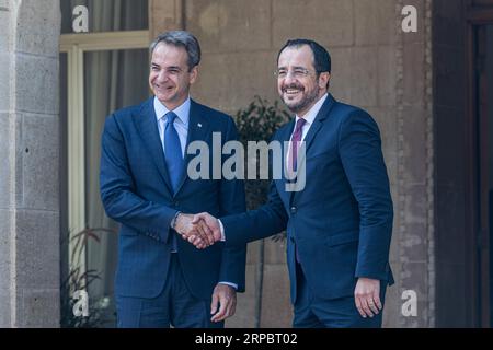 Nikosia, Zypern. September 2023. Der zyprische Präsident NICOS CHRISTODOULIDES begrüßt am 4. September 2023 den griechischen Ministerpräsidenten KYRIAKOS MITSOTAKIS, Nikosia, Zypern. Ein trilaterales Treffen zwischen dem zyprischen Präsidenten Nicos Christodoulides, dem griechischen Premierminister Kyriakos Mitsotakis und dem israelischen Premierminister Benjamin Netanjahu fand heute im Präsidentenpalast statt. (Foto: Kostas Pikoulas/SIPA USA). Quelle: SIPA USA/Alamy Live News Stockfoto