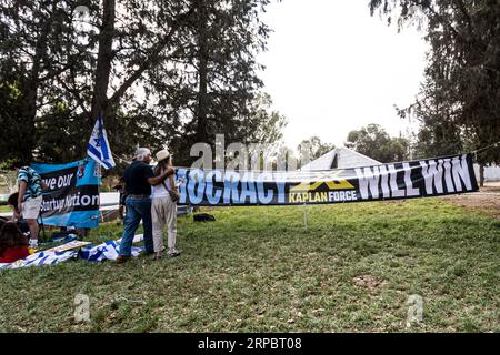 Nikosia, Zypern. September 2023. Eine Gruppe von Israelis protestiert gegenüber dem Präsidentenpalast gegen die Justizreform des israelischen Ministerpräsidenten Benjamin Netanjahu, als er Zypern, Nikosia, Zypern, am 4. September 2023 besucht. Ein trilaterales Treffen zwischen dem zyprischen Präsidenten Nicos Christodoulides, dem griechischen Premierminister Kyriakos Mitsotakis und dem israelischen Premierminister Benjamin Netanjahu fand heute im Präsidentenpalast statt. (Foto: Kostas Pikoulas/SIPA USA). Quelle: SIPA USA/Alamy Live News Stockfoto