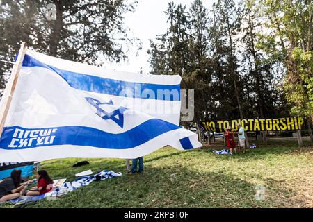 Nikosia, Zypern. September 2023. Eine Gruppe von Israelis protestiert gegenüber dem Präsidentenpalast gegen die Justizreform des israelischen Ministerpräsidenten Benjamin Netanjahu, als er Zypern, Nikosia, Zypern, am 4. September 2023 besucht. Ein trilaterales Treffen zwischen dem zyprischen Präsidenten Nicos Christodoulides, dem griechischen Premierminister Kyriakos Mitsotakis und dem israelischen Premierminister Benjamin Netanjahu fand heute im Präsidentenpalast statt. (Foto: Kostas Pikoulas/SIPA USA). Quelle: SIPA USA/Alamy Live News Stockfoto