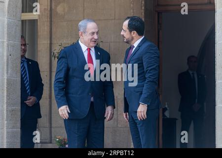 Nikosia, Zypern. September 2023. Präsident von Zypern NICOS CHRISTODOULIDES begrüßt Premierminister Israels BENJAMIN NETANJAHU trifft am 4. September 2023 im Präsidentenpalast in Nikosia auf Zypern ein. Ein trilaterales Treffen zwischen dem zyprischen Präsidenten Nicos Christodoulides, dem griechischen Premierminister Kyriakos Mitsotakis und dem israelischen Premierminister Benjamin Netanjahu fand heute im Präsidentenpalast statt. (Foto: Kostas Pikoulas/SIPA USA). Quelle: SIPA USA/Alamy Live News Stockfoto
