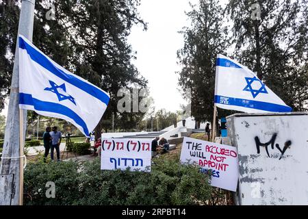 Nikosia, Zypern. September 2023. Eine Gruppe von Israelis protestiert gegenüber dem Präsidentenpalast gegen die Justizreform des israelischen Ministerpräsidenten Benjamin Netanjahu, als er Zypern, Nikosia, Zypern, am 4. September 2023 besucht. Ein trilaterales Treffen zwischen dem zyprischen Präsidenten Nicos Christodoulides, dem griechischen Premierminister Kyriakos Mitsotakis und dem israelischen Premierminister Benjamin Netanjahu fand heute im Präsidentenpalast statt. (Foto: Kostas Pikoulas/SIPA USA). Quelle: SIPA USA/Alamy Live News Stockfoto