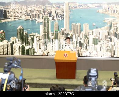 (190615) -- HONGKONG, 15. Juni 2019 (Xinhua) -- Carrie Lam, Chief Executive der Sonderverwaltungsregion Hongkong (HKSAR), gibt am 15. Juni 2019 bekannt, dass die HKSAR-Regierung die Änderungen der Verordnung über flüchtige Straftäter und der Verordnung über die Rechtshilfe in Strafsachen aussetzen wird, bis weitere Kommunikations- und Erklärungsarbeiten abgeschlossen sind. DER HKSAR-Chef kündigt die Aussetzung der Änderungen des Gesetzes an und verspricht, die Erklärung fortzusetzen (Xinhua/Li Gang) CHINA-HONG KONG-HKSAR-CHEF DES GESETZES ZUR AUSSETZUNG DER ÄNDERUNGEN DES GESETZES FÜR FLÜCHTLINGE (CN) PUBLICATIONxNOTxINxCHN Stockfoto