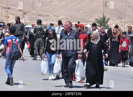 (190615) -- PALMYRA, 15. Juni 2019 -- syrische Menschen werden am 14. Juni 2019 in ihre Stadt Palmyra in Zentralsyrien zurückkehren sehen. Die antike Stadt Palmyra hat während der syrischen Krise zweimal die brutalen Angriffe und die Besetzung des Islamischen Staates erlebt, und die Menschen dieser antiken Oasenstadt wurden mehr als einmal vertrieben. Nach der zweiten Befreiung von Palmyra Anfang 2017 wurde der Wohnteil von Palmyra, der antike Ruinen und Wohngebiete aufweist, weitgehend beschädigt. Seither wurden Arbeiten zur Sanierung der Infrastruktur der Stadt eingeleitet, und rund 200 Familien haben dies getan Stockfoto