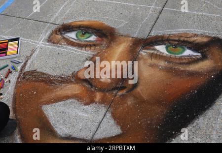 (190616) -- LOS ANGELES, 16. Juni 2019 (Xinhua) -- ein Künstler malt mit Kreide während des Pasadena Chalk Festivals in Los Angeles, USA, 15. Juni 2019. Am Wochenende des 15-16. Juni findet das 27. Jährliche Pasadena Chalk Festival statt. Hunderte von erfahrenen Kreidekünstlern aus der ganzen Welt kommen zusammen, um die einzigartige Kunstform zu feiern. (Xinhua/Li Ying) U.S.-LOS ANGELES-CHALK FESTIVAL PUBLICATIONxNOTxINxCHN Stockfoto