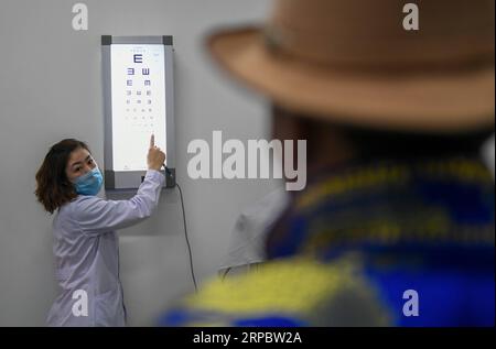 (190616) -- PEKING, 16. Juni 2019 (Xinhua) -- Ein Arzt überprüft die Sehkraft eines Patienten mit Katarakt in einem Krankenhaus in Xin Barag Youqi der Stadt Hulun Buir, Nordchinas Autonome Region Innere Mongolei, 11. April 2019. Die Subventionen der chinesischen Regierung für öffentliche Krankenhäuser sind seit 2010 jährlich um 15,6 Prozent gestiegen, sagte ein Gesundheitsbeamter am Freitag. Die Regierung stellte 2018 270,5 Milliarden Yuan (39,26 Milliarden US-Dollar) an Subventionen direkt für öffentliche Krankenhäuser zur Verfügung, gegenüber 84,9 Milliarden Yuan im Jahr 2010, sagte Zhu Hongbiao, ein hochrangiger Beamter der Nationalen Gesundheitskommission, auf einer Pressekonferenz Stockfoto