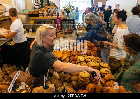 (190616) -- LOS ANGELES, 16. Juni 2019 (Xinhua) -- Einheimische kaufen Brot während des 5. Los Angeles Bread Festivals in Los Angels, USA, 15. Juni 2019. (Xinhua/Qian Weizhong) U.S.-LOS ANGELES-BREAD FESTIVAL PUBLICATIONxNOTxINxCHN Stockfoto