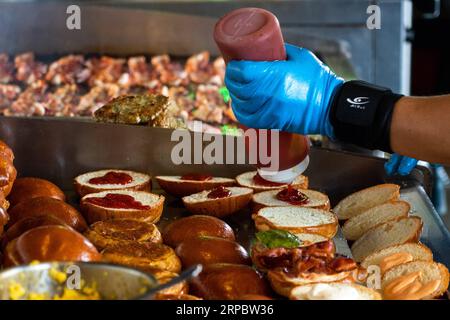 (190616) -- LOS ANGELES, 16. Juni 2019 (Xinhua) -- Ein Koch bereitet Brot während des 5. Los Angeles Bread Festivals in Los Angels, USA, 15. Juni 2019. (Xinhua/Qian Weizhong) U.S.-LOS ANGELES-BREAD FESTIVAL PUBLICATIONxNOTxINxCHN Stockfoto