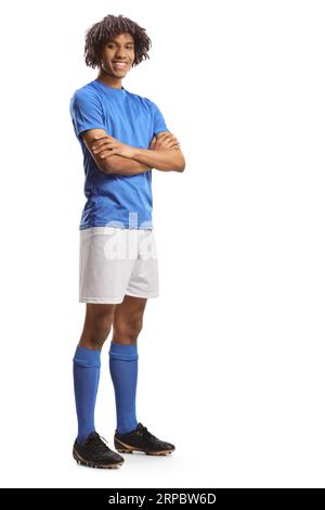 Portrait eines afroamerikanischen Fußballspielers in einem blauen Trikot mit gefalteten Armen auf weißem Hintergrund Stockfoto
