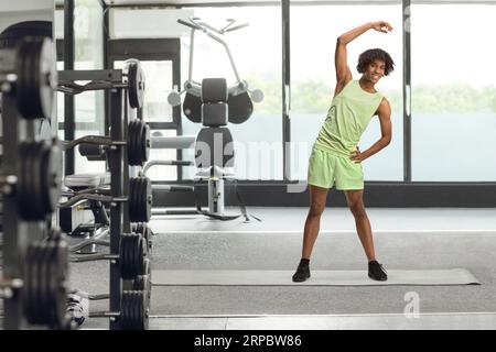 Portrait eines afroamerikanischen jungen Mannes in Sportbekleidung, der im Fitnessstudio trainiert Stockfoto