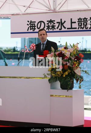 (190616) -- TOKIO, 16. Juni 2019 (Xinhua) -- Jean-Christophe Rolland, der Präsident der World Rowing Federation, hält eine Rede bei der Eröffnungszeremonie des Sea Forest Waterway in Tokio, Japan, am 16. Juni 2019. Die Kanu- und Ruderspiele der Olympischen Spiele 2020 und der Paralympischen Spiele in Tokio werden in diesem Veranstaltungsort stattfinden. (Xinhua/Jiang Yucen) (SP)JAPAN-TOKIO-MEERESWALD WASSERSTRASSE-OLYMPIA-VERANSTALTUNGSORT PUBLICATIONxNOTxINxCHN Stockfoto