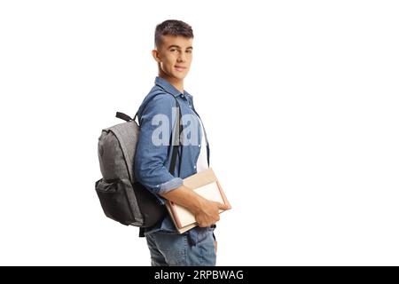 Student mit Rucksack und Büchern, die über die Schulter schauen, isoliert auf weißem Hintergrund Stockfoto