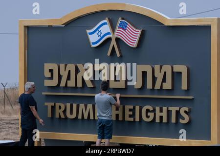 (190616) -- GOLANHÖHEN, 16. Juni 2019 -- israelische Arbeiter installieren am 15. Juni 2019 ein Schild mit der Aufschrift Trump Heights in den von Israel annektierten Golanhöhen. Israels Regierung hat am Sonntag eine neue Siedlung in den annektierten Golanhöhen eröffnet, die nach dem engen Verbündeten des Landes, dem US-Präsidenten Donald Trump, benannt wurde. MIDEAST-GOLAN HÖHENSIEDLUNG-TRUMP JINI/AYALXMARGOLIN PUBLICATIONXNOTXINXCHN Stockfoto