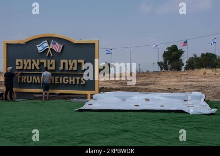 (190616) -- GOLANHÖHEN, 16. Juni 2019 -- israelische Arbeiter installieren am 15. Juni 2019 ein Schild mit der Aufschrift Trump Heights in den von Israel annektierten Golanhöhen. Israels Regierung hat am Sonntag eine neue Siedlung in den annektierten Golanhöhen eröffnet, die nach dem engen Verbündeten des Landes, dem US-Präsidenten Donald Trump, benannt wurde. MIDEAST-GOLAN HÖHENSIEDLUNG-TRUMP JINI/AYALXMARGOLIN PUBLICATIONXNOTXINXCHN Stockfoto