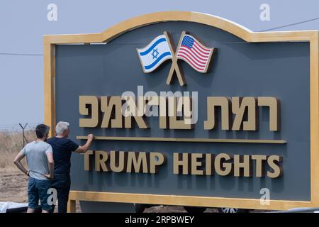 (190616) -- GOLANHÖHEN, 16. Juni 2019 -- israelische Arbeiter installieren am 15. Juni 2019 ein Schild mit der Aufschrift Trump Heights in den von Israel annektierten Golanhöhen. Israels Regierung hat am Sonntag eine neue Siedlung in den annektierten Golanhöhen eröffnet, die nach dem engen Verbündeten des Landes, dem US-Präsidenten Donald Trump, benannt wurde. MIDEAST-GOLAN HÖHENSIEDLUNG-TRUMP JINI/AYALXMARGOLIN PUBLICATIONXNOTXINXCHN Stockfoto