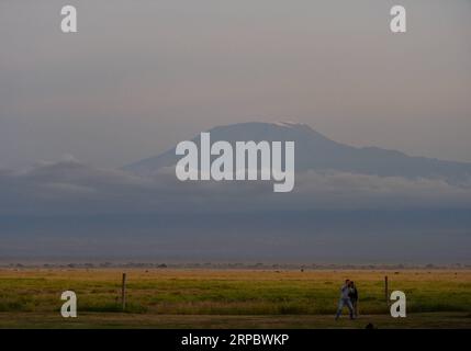 (190617) -- NAIROBI, 17. Juni 2019 (Xinhua) -- Besucher posieren für Fotos vor dem Kilimandscharo im Amboseli-Nationalpark, Kenia, 15. Juni 2019. (Xinhua/Li Yan) KENYA-AMBOSELI NATIONAL PARK-ANIMAL PUBLICATIONxNOTxINxCHN Stockfoto