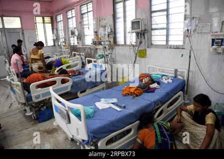 (190618) -- PATNA, 18. Juni 2019 -- Kinder mit akutem Enzephalitis-Syndrom (AES) erhalten am 17. Juni 2019 medizinische Behandlung am Patna Medical College and Hospital (PMCH) in Patna, Indiens östlichem Bundesstaat Bihar. Der Ausbruch von AES, der Indiens östlichen Bundesstaat Bihar heimgesucht hat, hat in den letzten zwei Wochen bisher mindestens 93 Kinder getötet, berichteten lokale Medien am Montag. ) INDIEN-BIHAR-ENZEPHALITIS-KRANKENHAUS Stringer PUBLICATIONxNOTxINxCHN Stockfoto