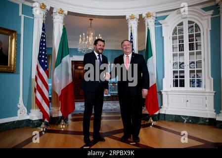 (190617) -- WASHINGTON, 17. Juni 2019 -- US-Außenminister Mike Pompeo (R) trifft sich am 17. Juni 2019 mit dem italienischen stellvertretenden Ministerpräsidenten Matteo Salvini im Außenministerium von Washington D.C., USA. ) U.S.-WASHINGTON D.C.-POMPEO-ITALIEN-STELLVERTRETENDE MINISTERPRÄSIDENTIN-SITZUNG TINGXSHEN PUBLICATIONXNOTXINXCHN Stockfoto