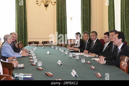 (190618) -- LONDON, 18. Juni 2019 (Xinhua) -- der chinesische Vize-Premier Hu Chunhua (4. R) trifft sich mit der britischen Premierministerin Theresa May (1. L) am 17. Juni 2019 in London. (Xinhua/Han Yan) GROSSBRITANNIEN-LONDON-HU CHUNHUA-THERESA MAY-MEETING PUBLICATIONxNOTxINxCHN Stockfoto