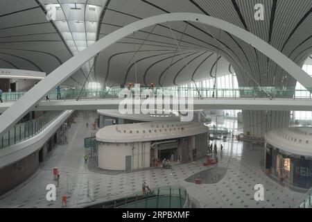 (190618) -- PEKING, 18. Juni 2019 (Xinhua) -- Foto aufgenommen am 18. Juni 2019 zeigt das Terminalgebäude des Beijing Daxing International Airport in Peking, der Hauptstadt Chinas. Der Bau des internationalen Flughafens Beijing Daxing wird voraussichtlich bis Ende dieses Monats abgeschlossen sein. Der neue Flughafen soll bis September 30 in Betrieb genommen werden. (Xinhua/Zhang Xiaoyu) CHINA-BEIJING-DAXING INT L AIRPORT-CONSTRUCTION (CN) PUBLICATIONxNOTxINxCHN Stockfoto