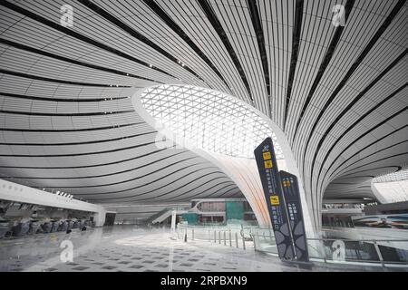 (190618) -- PEKING, 18. Juni 2019 (Xinhua) -- Foto aufgenommen am 18. Juni 2019 zeigt das Terminalgebäude des Beijing Daxing International Airport in Peking, der Hauptstadt Chinas. Der Bau des internationalen Flughafens Beijing Daxing wird voraussichtlich bis Ende dieses Monats abgeschlossen sein. Der neue Flughafen soll bis September 30 in Betrieb genommen werden. (Xinhua/Zhang Chenlin) CHINA-BEIJING-DAXING INT L AIRPORT-CONSTRUCTION (CN) PUBLICATIONxNOTxINxCHN Stockfoto