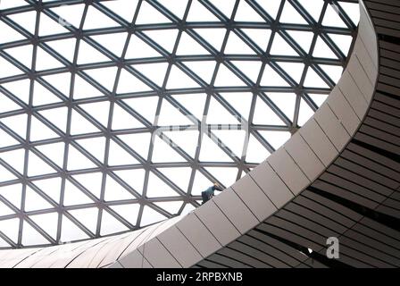 (190618) -- PEKING, 18. Juni 2019 (Xinhua) -- Ein Mann arbeitet auf der Baustelle des Terminalgebäudes am Beijing Daxing International Airport in Peking, Hauptstadt von China, 18. Juni 2019. Der Bau des internationalen Flughafens Beijing Daxing wird voraussichtlich bis Ende dieses Monats abgeschlossen sein. Der neue Flughafen soll bis September 30 in Betrieb genommen werden. (Xinhua/Zhang Yudong) CHINA-BEIJING-DAXING INT L AIRPORT-CONSTRUCTION (CN) PUBLICATIONxNOTxINxCHN Stockfoto