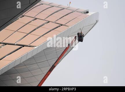 (190618) -- PEKING, 18. Juni 2019 (Xinhua) -- Ein Mann arbeitet auf der Baustelle des Terminalgebäudes am Beijing Daxing International Airport in Peking, Hauptstadt von China, 18. Juni 2019. Der Bau des internationalen Flughafens Beijing Daxing wird voraussichtlich bis Ende dieses Monats abgeschlossen sein. Der neue Flughafen soll bis September 30 in Betrieb genommen werden. (Xinhua/Zhang Chenlin) CHINA-BEIJING-DAXING INT L AIRPORT-CONSTRUCTION (CN) PUBLICATIONxNOTxINxCHN Stockfoto