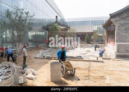 (190618) -- PEKING, 18. Juni 2019 (Xinhua) -- Menschen arbeiten auf der Baustelle des chinesischen Gartens am Beijing Daxing International Airport in Peking, Hauptstadt von China, 18. Juni 2019. Der Bau des internationalen Flughafens Beijing Daxing wird voraussichtlich bis Ende dieses Monats abgeschlossen sein. Der neue Flughafen soll bis September 30 in Betrieb genommen werden. (Xinhua/Zhang Xiaoyu) CHINA-BEIJING-DAXING INT L AIRPORT-CONSTRUCTION (CN) PUBLICATIONxNOTxINxCHN Stockfoto