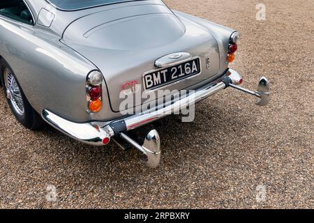 James Bond Aston Martin DB5 beim Concours of Elegance im Hampton Court Palace London UK 2023 Stockfoto