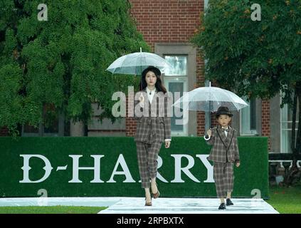 (190618) -- SHANGHAI, 18. Juni 2019 (Xinhua) -- Models präsentieren Kreationen von D-HARRY während einer Modenschau mit dem Titel Voice in East China s Shanghai, 18. Juni 2019. (Xinhua/Chen Jianli) CHINA-SHANGHAI-FASHION SHOW (CN) PUBLICATIONxNOTxINxCHN Stockfoto