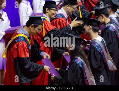 (190619) -- NANJING, 19. Juni 2019 (Xinhua) -- Absolventen erhalten Diplome bei der 2019 beginnenden Zeremonie der Nanjing Universität in Nanjing, Hauptstadt der ostchinesischen Provinz Jiangsu, 18. Juni 2019. Etwa 3.200 Studenten der Universität Nanjing erreichten den Bachelor-Abschluss bei der Zeremonie am Dienstag. (Xinhua/Su Yang) CHINA-NANJING UNIVERSITY-COMPLEMENT CEREMONY (CN) PUBLICATIONxNOTxINxCHN Stockfoto