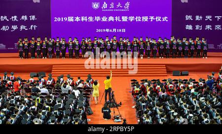 (190619) -- NANJING, 19. Juni 2019 (Xinhua) -- Absolventen erhalten Diplome bei der 2019 beginnenden Zeremonie der Nanjing Universität in Nanjing, Hauptstadt der ostchinesischen Provinz Jiangsu, 18. Juni 2019. Etwa 3.200 Studenten der Universität Nanjing erreichten den Bachelor-Abschluss bei der Zeremonie am Dienstag. (Xinhua/Su Yang) CHINA-NANJING UNIVERSITY-COMPLEMENT CEREMONY (CN) PUBLICATIONxNOTxINxCHN Stockfoto